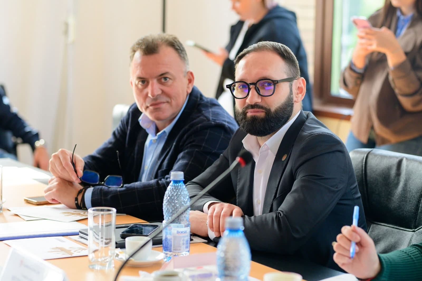 Marius Lucian Lupu la o ședință de lucru